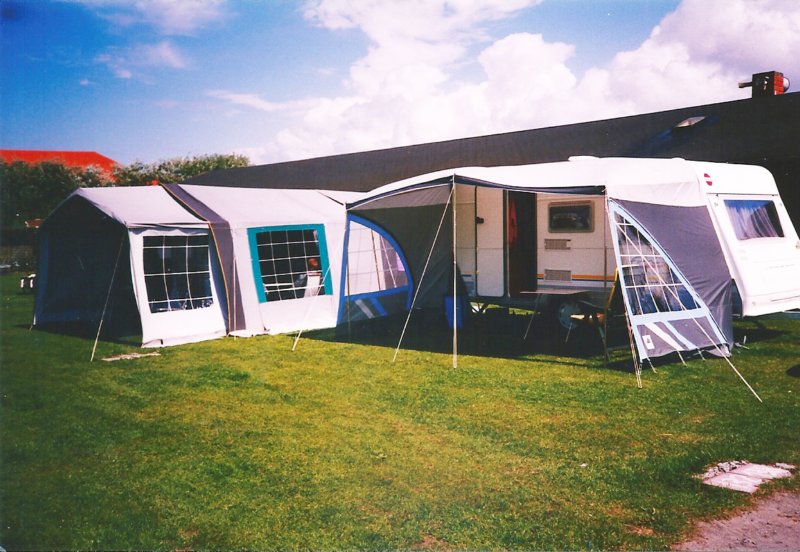 deplooiwagenencaravanstondenstrakgespannen.jpg